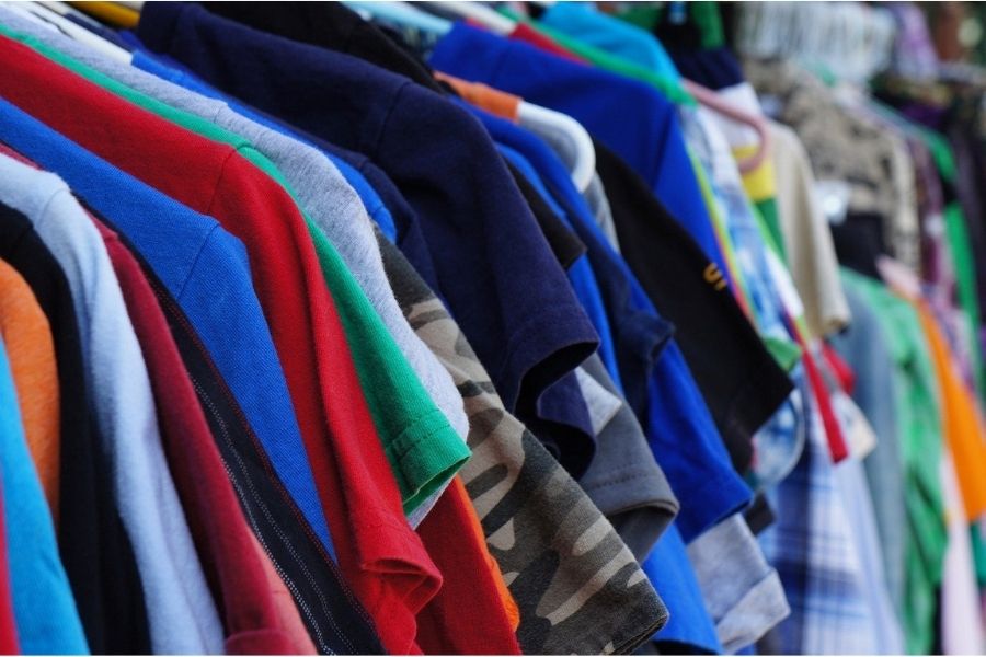 mucha gente compra este tipo de ropa buscando piezas únicas o ropa vintage, otras lo hacen por un tema económico. 