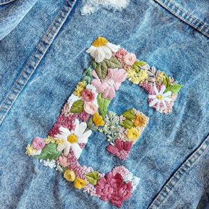 Chaqueta denim con flores bordadas