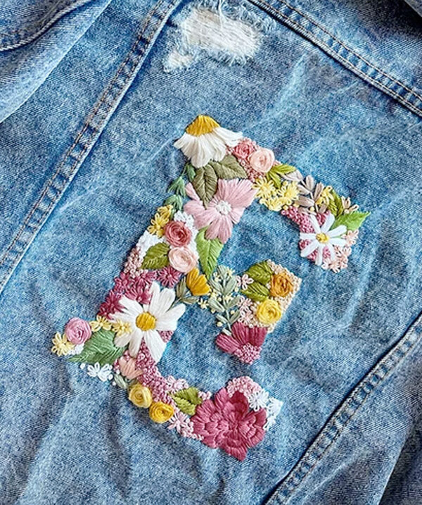 Chaqueta denim con flores bordadas