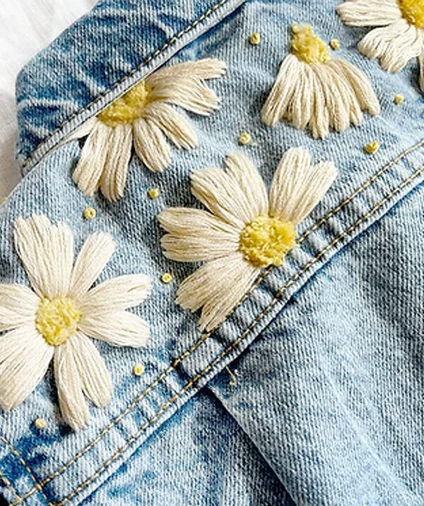 Custom Daisy Denim Jacket de HOPPS AND EXPECTATIONS