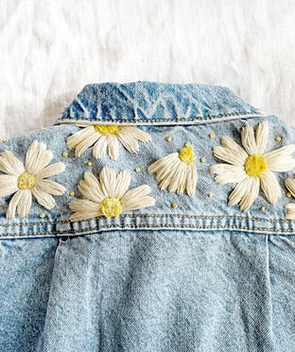 Custom Daisy Denim Jacket de HOPPS AND EXPECTATIONS