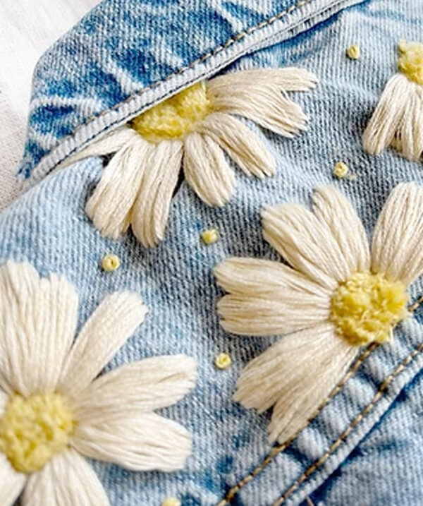 Custom Daisy Denim Jacket de HOPPS AND EXPECTATIONS